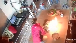 Video: Cả nhà loay hoay dập lửa bình gas mini cháy trong khi chuẩn bị nấu lẩu