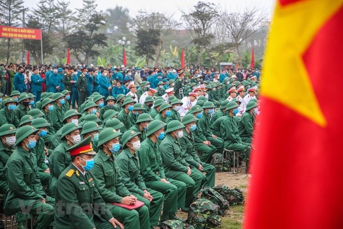 giua mua dich corona tan binh deo khau trang len duong nhap ngu