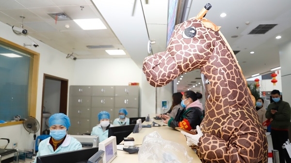 co gai hoa trang thanh huou cao co de phong ngua dich virus corona