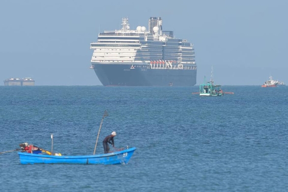 mot khach tren du thuyen westerdam vua cap cang campuchia nhiem virus corona