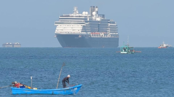 mot khach tren du thuyen westerdam vua cap cang campuchia nhiem virus corona