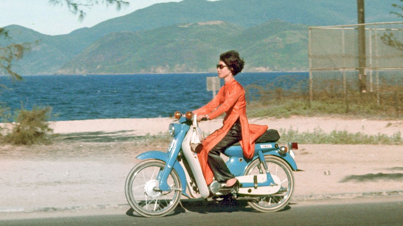deo kinh den di honda cub chum anh dep ve con nguoi viet nam nam 1969
