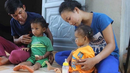 Bố của hai bé gái dính liền ở Bình Phước: "Con tôi đẹp hơn cả hoa hậu"
