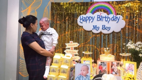 Mẹ nuôi bán nhà và xe sang, dành 8 tỷ chữa bệnh cho cậu bé bị bỏ rơi