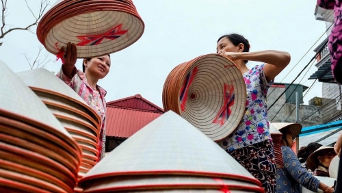 Thăm làng Chuông - nơi sản sinh nón lá đẹp nức tiếng Bắc Bộ