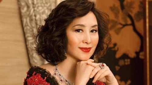Mấy ai bản lĩnh như người đàn bà này, bị phản bội vẫn sẵn sàng buông bỏ, ngày đi dự đám cưới chồng cũ đã ở một "đẳng cấp" khác biệt