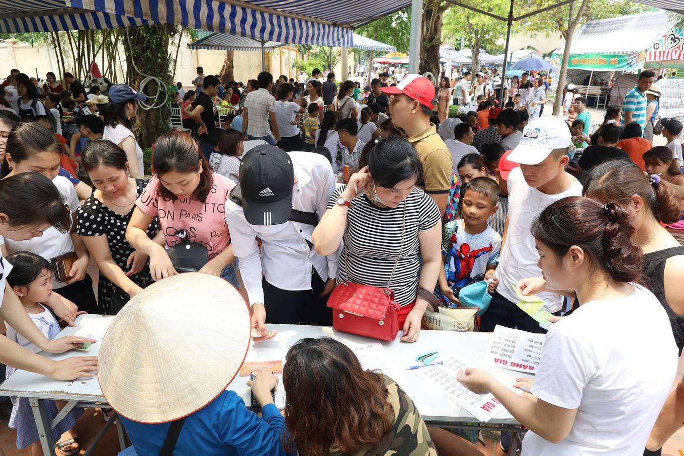 nguoi ha noi do ra diem vui choi o ngoai thanh