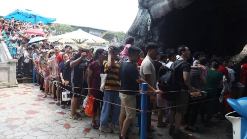 Người Hà Nội đổ ra điểm vui chơi ở ngoại thành