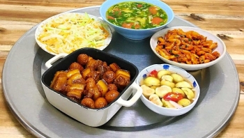 Ở nhà cách ly xã hội, vợ cả ngày nấu ăn và luôn miệng hỏi 'thích ăn gì'