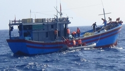 Vùng 2 Hải quân cấp cứu kịp thời 4 ngư dân bị tai nạn lao động trên biển