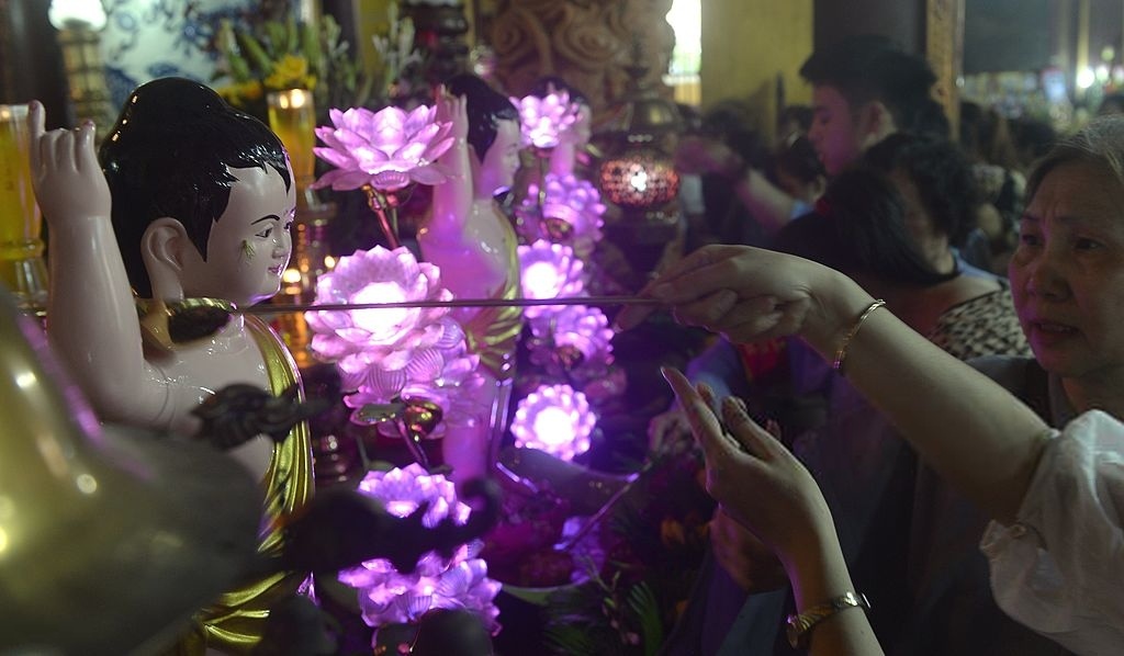 sac mau huyen bi trong nhung buc anh mung dai le vesak o cac quoc gia phat giao