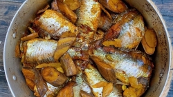 Món ngon dễ làm: Cá diếc kho chuối riềng và canh rau mồng tơi