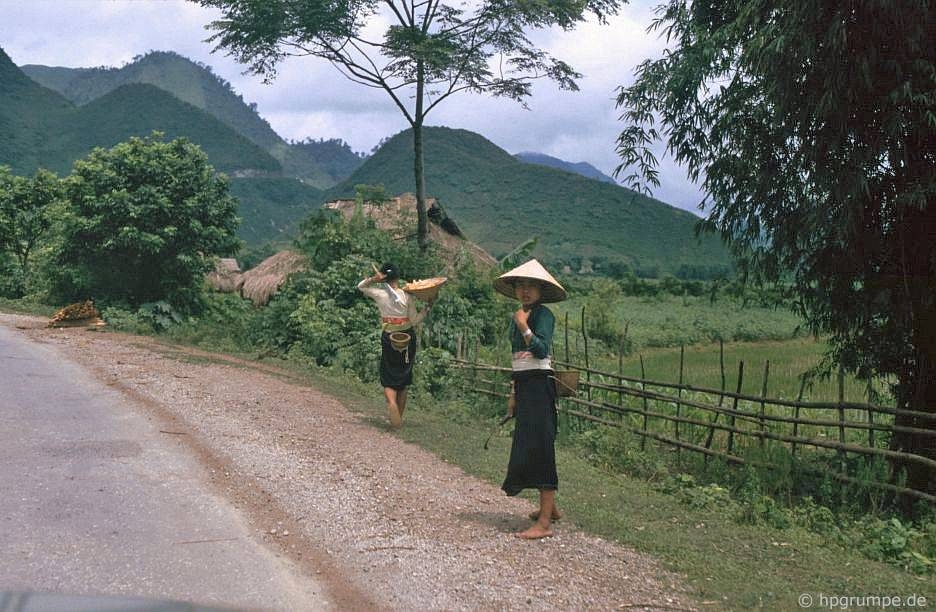 ve binh yen hiem co cua son la trong loat anh mau nhung nam 1990