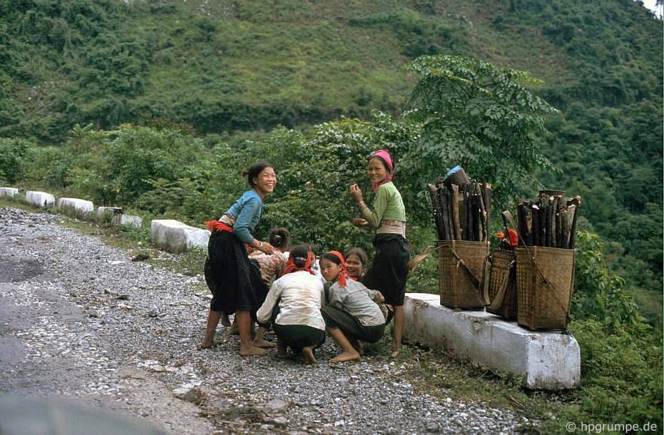 ve binh yen hiem co cua son la trong loat anh mau nhung nam 1990