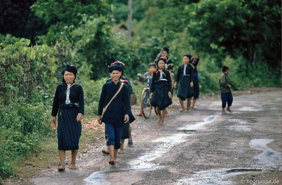 ve binh yen hiem co cua son la trong loat anh mau nhung nam 1990