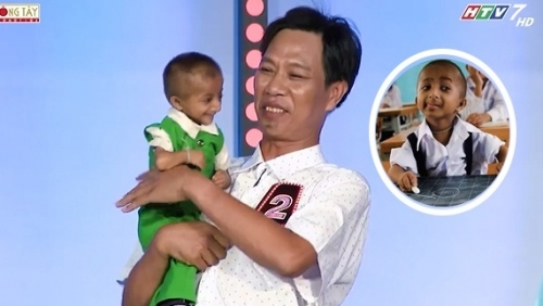 Chuyện cổ tích có thật về người thầy nhận nuôi cậu bé tí hon 10 tuổi nặng 3,9 kg