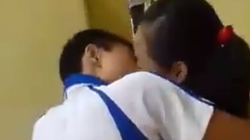 Bắt gặp HS lớp 5 hôn nhau, phụ huynh hóa đá, con bảo "muốn ngửi mùi cơ thể của nhau"!?