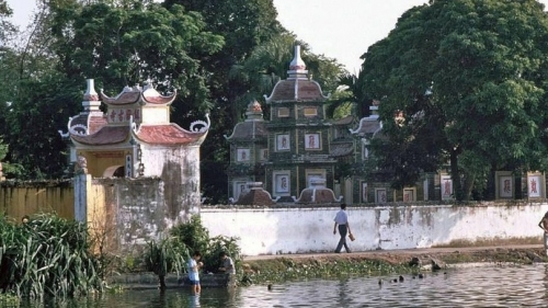 Lặng ngắm vẻ đẹp mộc của chùa Trấn Quốc năm 1993
