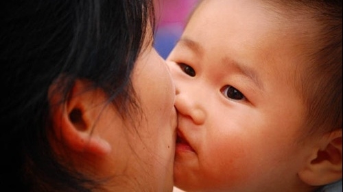 Nhá cơm, hôn môi trẻ và những nguy cơ tiềm ẩn bệnh tật