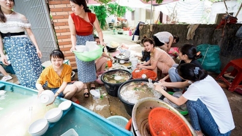 Cô dâu rửa bát ngày cưới: Nên ủng hộ hay chỉ trích?