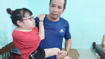 Ông bố 15 năm bế con đi học