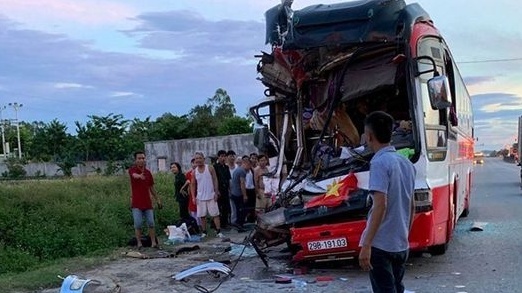 Tai nạn xe du lịch Cửa Lò: 1 người chết, 14 người bị thương