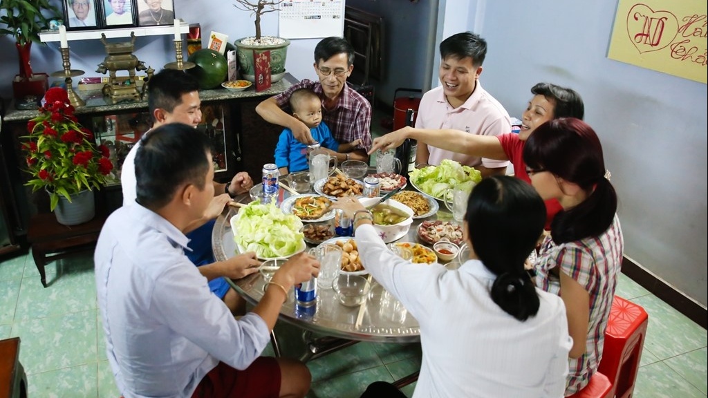 nguyen tac ung xu tinh te trong bua com cua nguoi viet