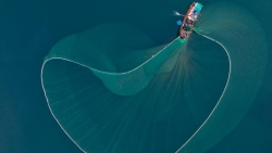 Cảnh quăng lưới đẹp ngoạn mục của ngư dân trên biển Phú Yên