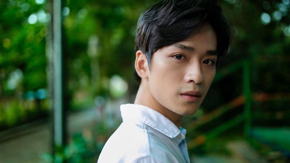 nam chinh mat biec ngoai hinh dien trai so huu doi mat duom buon am anh