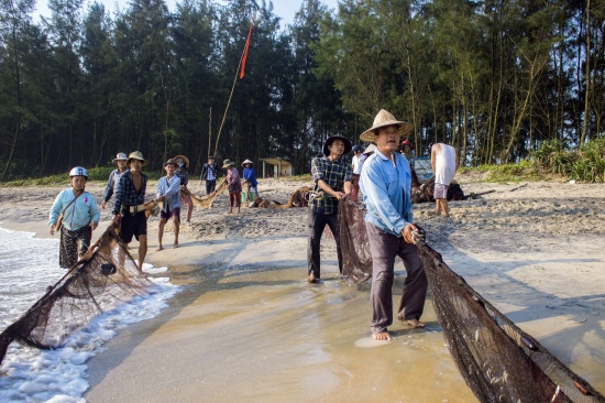 doc dao nghe keo luoi rong tren bien vinh hien