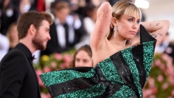 nguyen nhan do vo cua miley cyrus va liam hemsworth khi dan ong co gang dieu khien phu nu