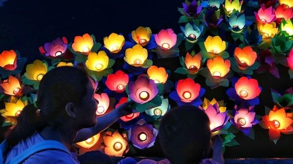 Mùa Vu Lan 2019: Người Hà Nội đi chùa từ sớm, người Sài Gòn thành tâm dự lễ thả hoa đăng