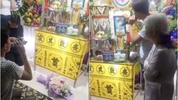 Chàng trai làm lễ cưới bên linh cữu người vợ khiến nhiều người rơi nước mắt