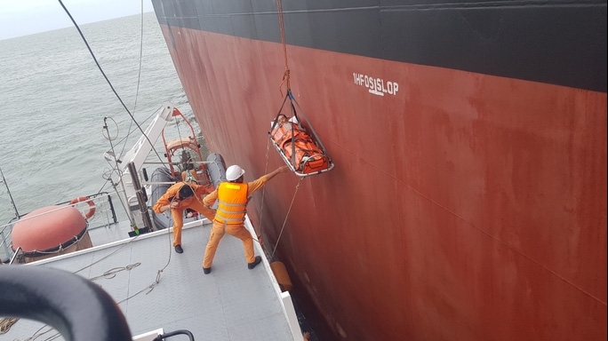 Tàu Việt Nam kịp thời cứu nạn một thuyền viên Trung Quốc trên biển