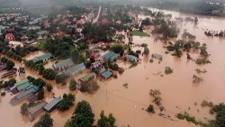 Nhiều xã, huyện miền Trung ngập chìm trong nước lũ