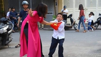 Sự thật bất ngờ đằng sau bức ảnh học sinh "giằng co" với cô giáo ngày khai giảng
