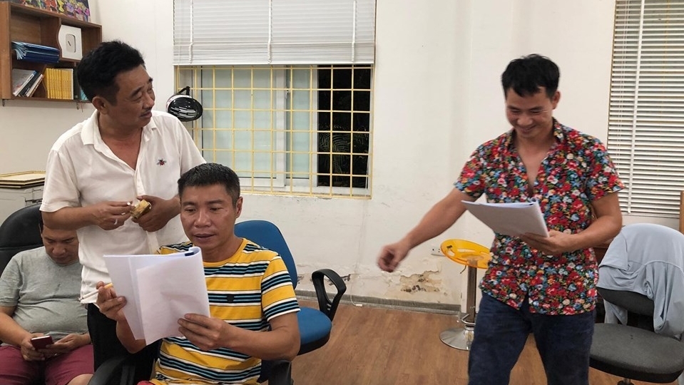 dan sao tao quan quy tu trong phong tap gay to mo voi nhieu khan gia
