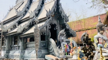 Ngôi đền Thái Lan làm bằng bạc, cấm phụ nữ bước vào