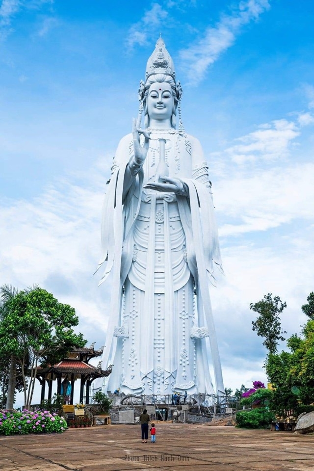 Tượng Phật Lâm Đồng: Nếu bạn đam mê văn hóa và tôn giáo, đến với tượng Phật Lâm Đồng để khám phá vẻ đẹp của tác phẩm nghệ thuật đầy tinh tế. Sự phối hợp giữa kiến trúc và nghệ thuật tạo nên những bức ảnh đẹp như tranh.