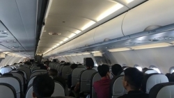 Phát hiện nữ hành khách lấy trộm áo phao trên máy bay