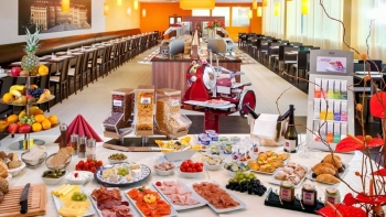 Phục vụ buffet sáng miễn phí, khách sạn lợi hơn khách hàng