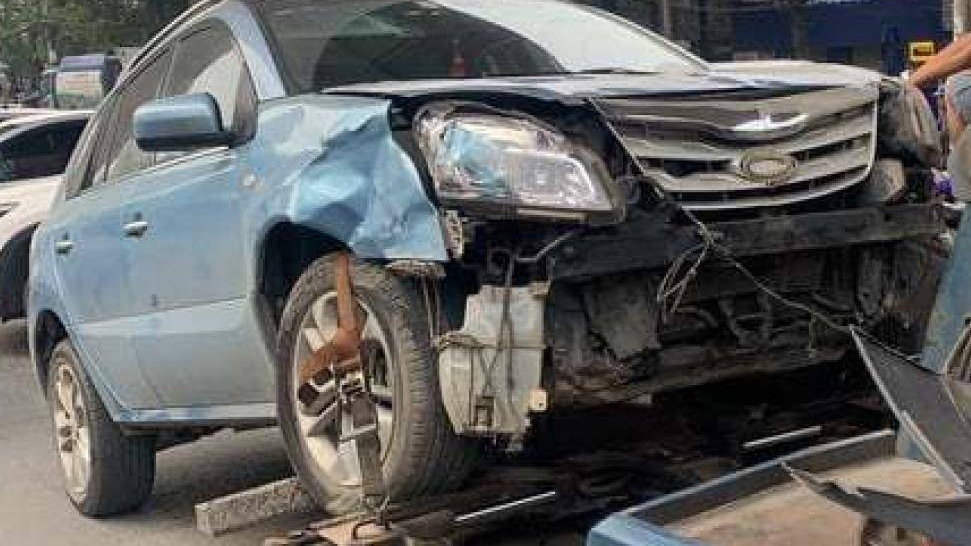 Nghi vấn tài xế ở Hà Nội say rượu, đâm liên hoàn xe máy khiến 5 người bị thương