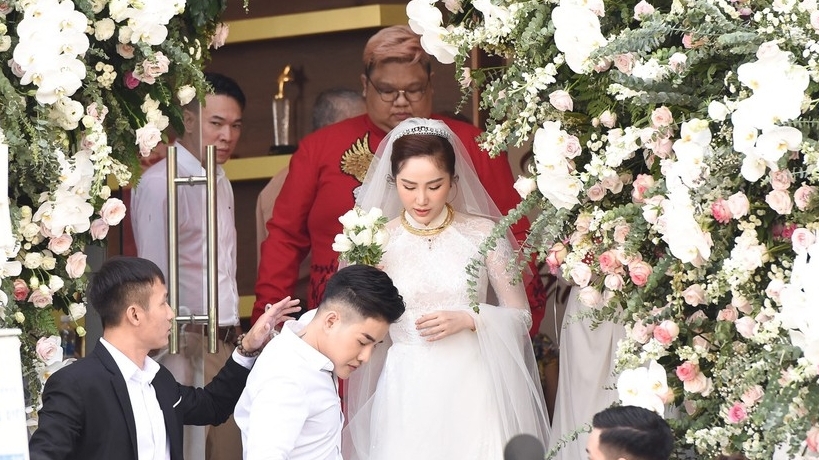 hinh anh hiem cua bao thy va chong dai gia trong hon le tai nha tho