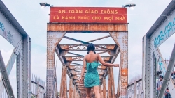 Bất chấp nguy hiểm, khách du lịch đổ xô đến cầu Long Biên chụp ảnh 