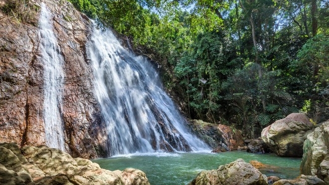 chup anh tu suong o thai lan du khach phap roi tu thac nuoc tu vong