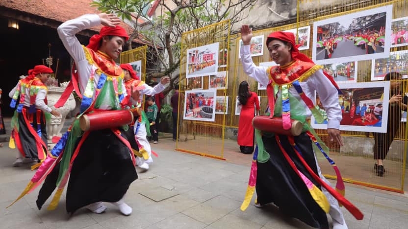 trien lam anh di san trong long ha noi mang le hoi truyen thong den gan hon voi nguoi tre