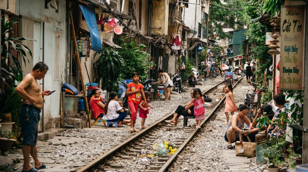 cuoc song cua nguoi dan pho duong tau ha noi la lam trong mat du khach tay