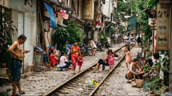 Cuộc sống của người dân phố đường tàu Hà Nội lạ lẫm trong mắt du khách Tây