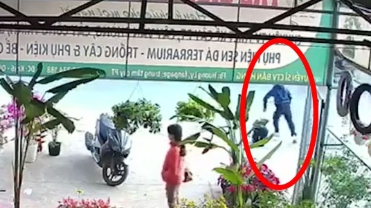 video nam thanh nien lao dau vao xe buyt tu tu