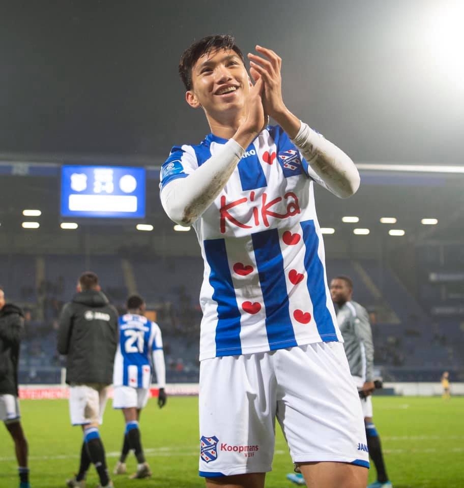 co dong vien chuc mung van hau lan dau thi dau cho doi mot heerenveen